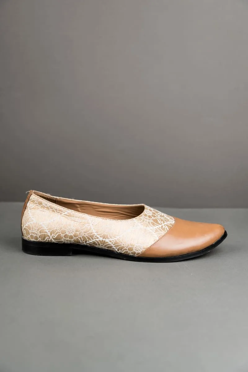 Ivory Brocade And Tan Leather Mojari