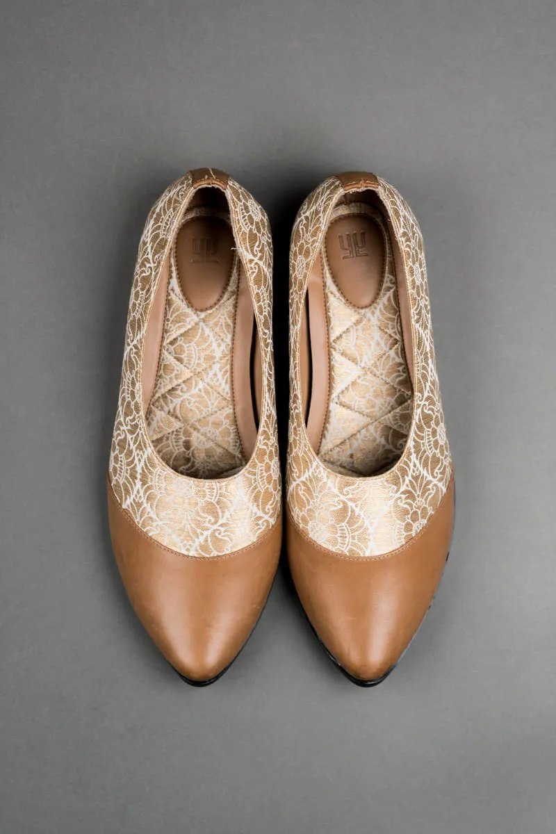 Ivory Brocade And Tan Leather Mojari