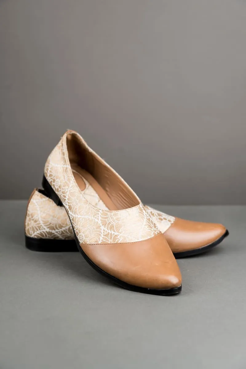 Ivory Brocade And Tan Leather Mojari